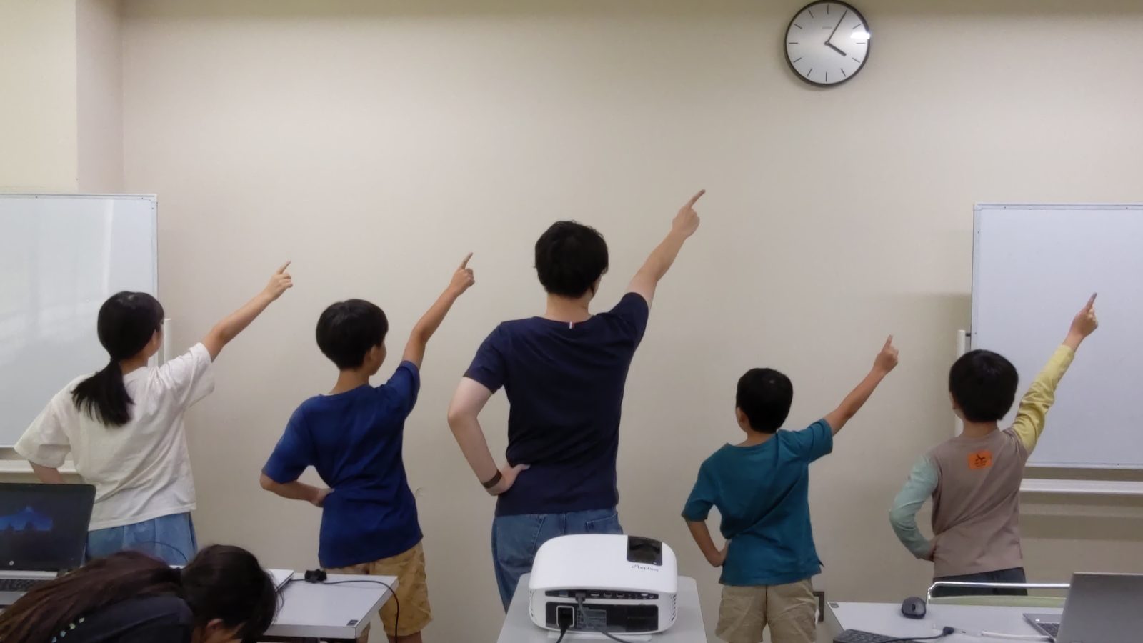 CoderDojo で子どもたちと活動する様子 1